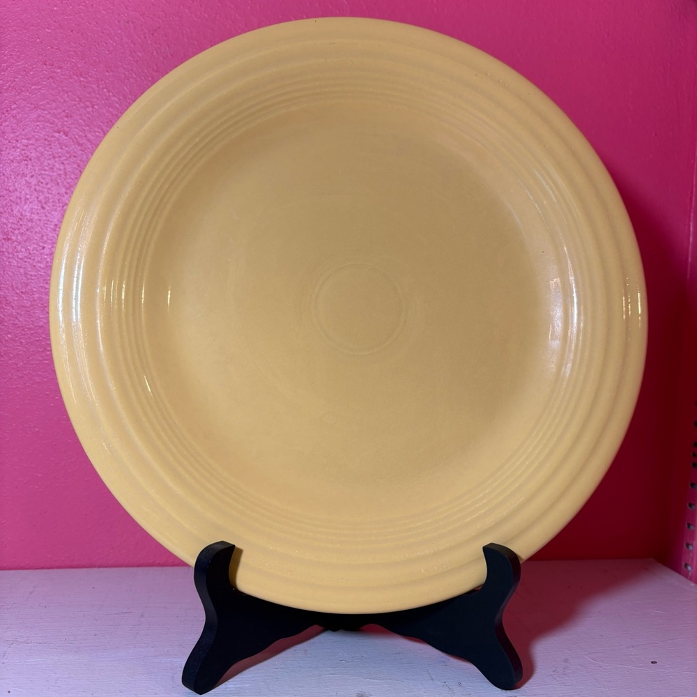Vintage * Genuine Fiestaware Yellow Dinner Plate Collectible Homer Laughlin GUC - Picture 2 of 8